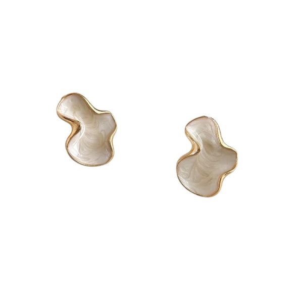 עגילי חישוק אבסטרקטיים בצבע לבן עם ענן